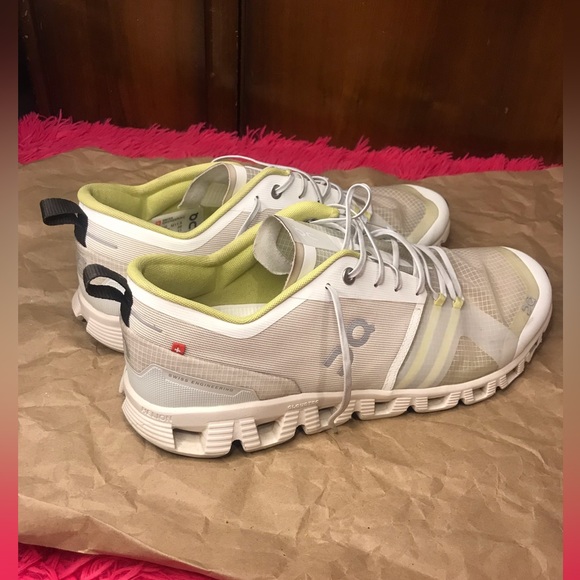 On cloud running shoe - Picture 2 of 5